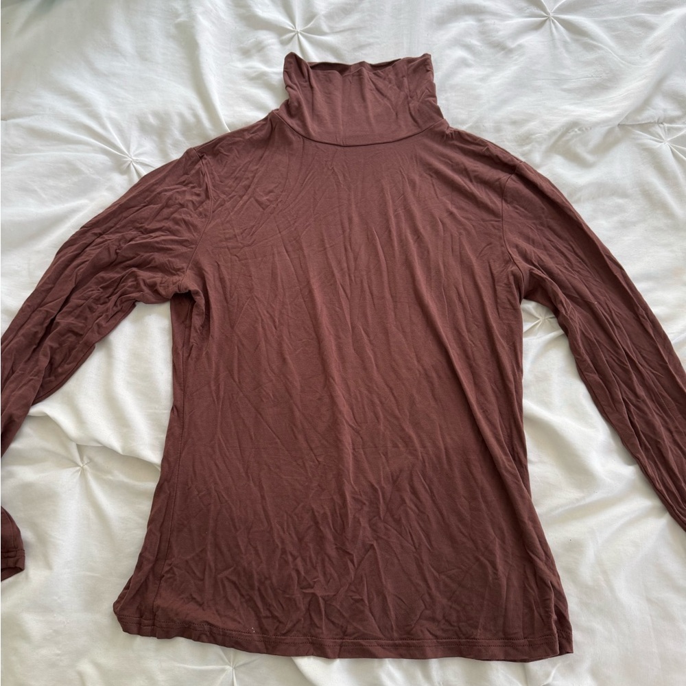 Chic Long Sleeve Turtleneck Top in Rich Brown
